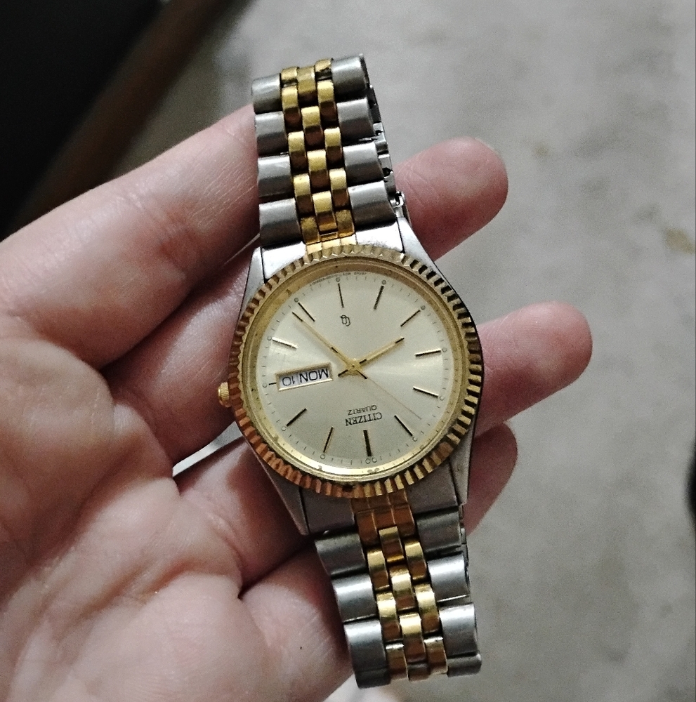 Citizen Womens Two-Tone Gold and Silver Watch (Kanji 1989)